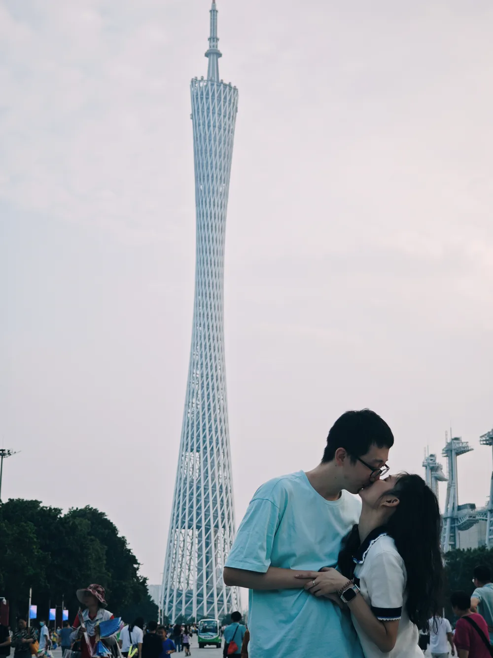 在广州塔下