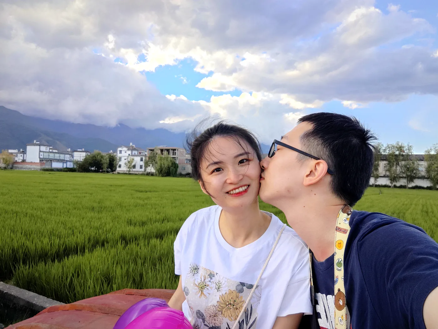 在大理洱海旁的麦田里