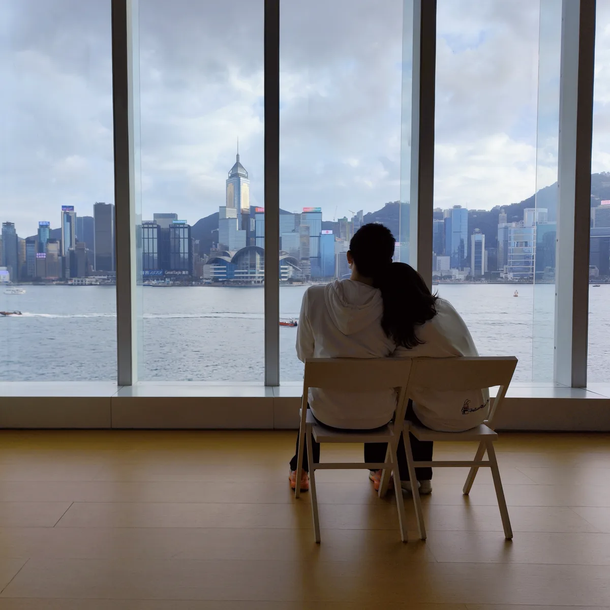 在香港艺术馆的落地窗前看维港