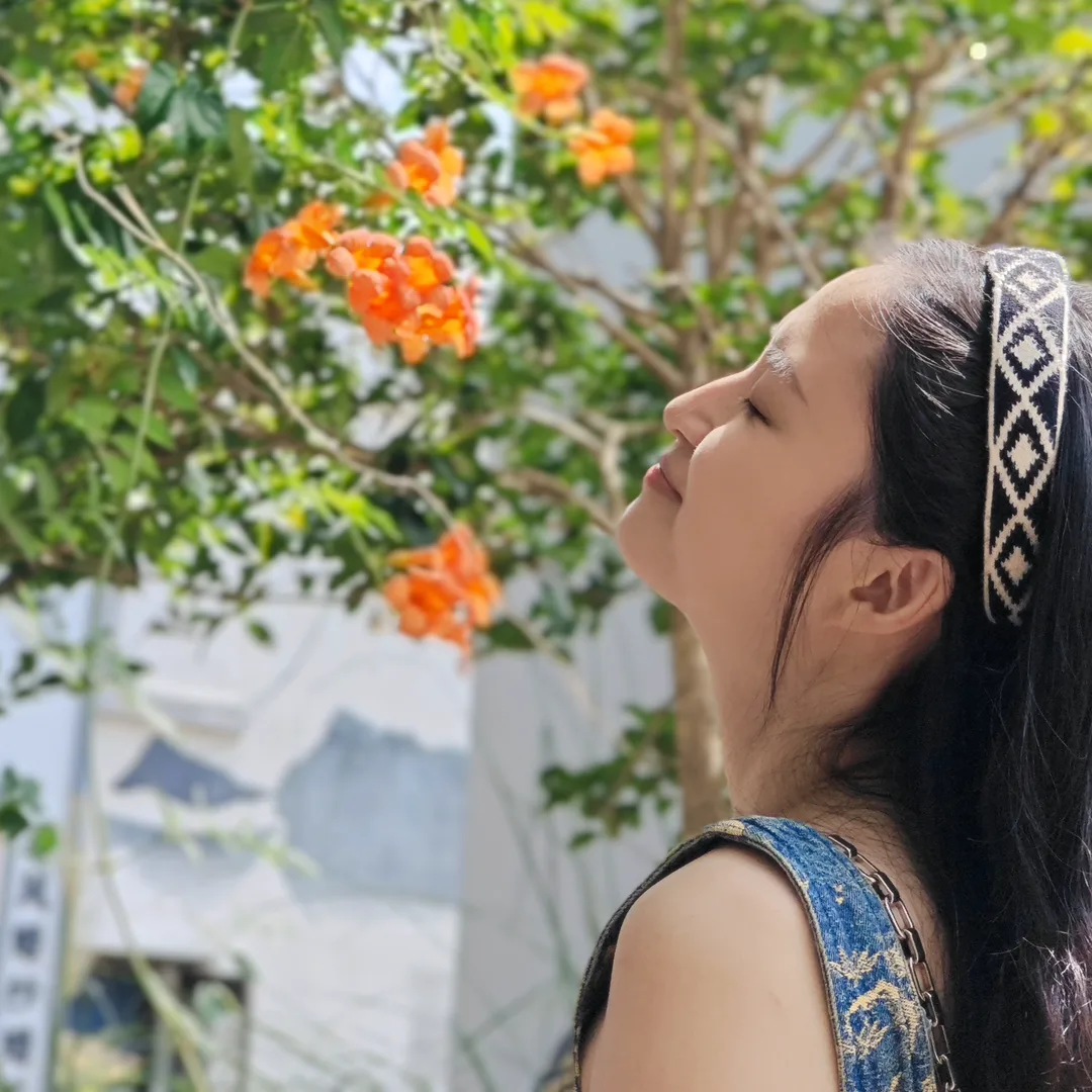 在浙江湖州南浔古城的花下留影