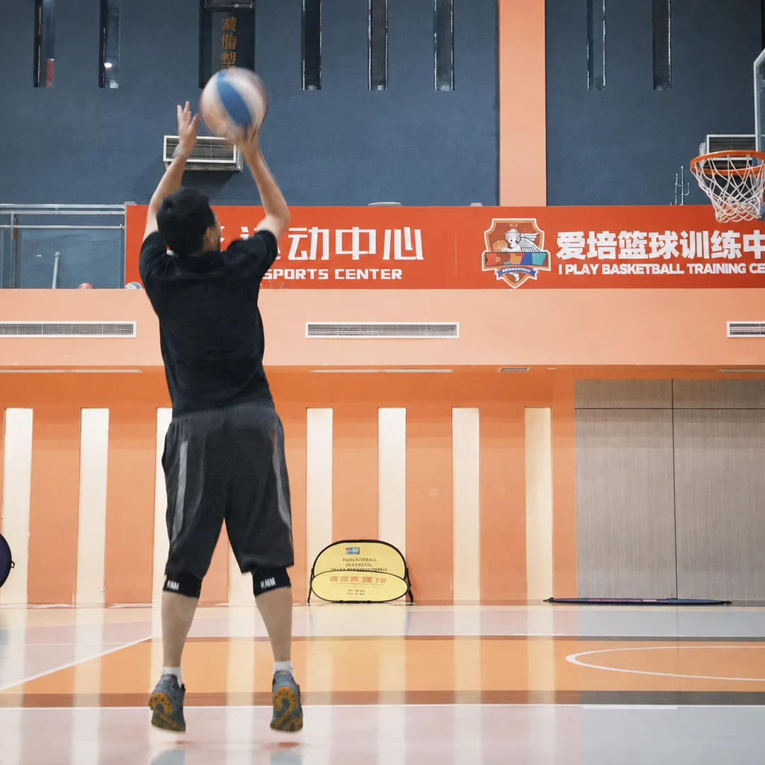 Henry 在篮球场上投篮